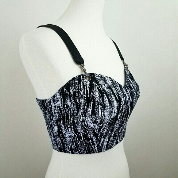 Nasty Gal Tops - Nasty Gal Sweetheart Crop Top